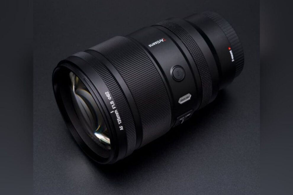 7Artisans bringt mit dem 135mm F1.8 ein sehr lichtstarkes Teleobjektiv für Vollformat‑Systemkameras auf den Markt